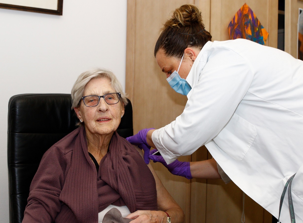 Eerste vaccinatie CuraMare, mevr. Seton